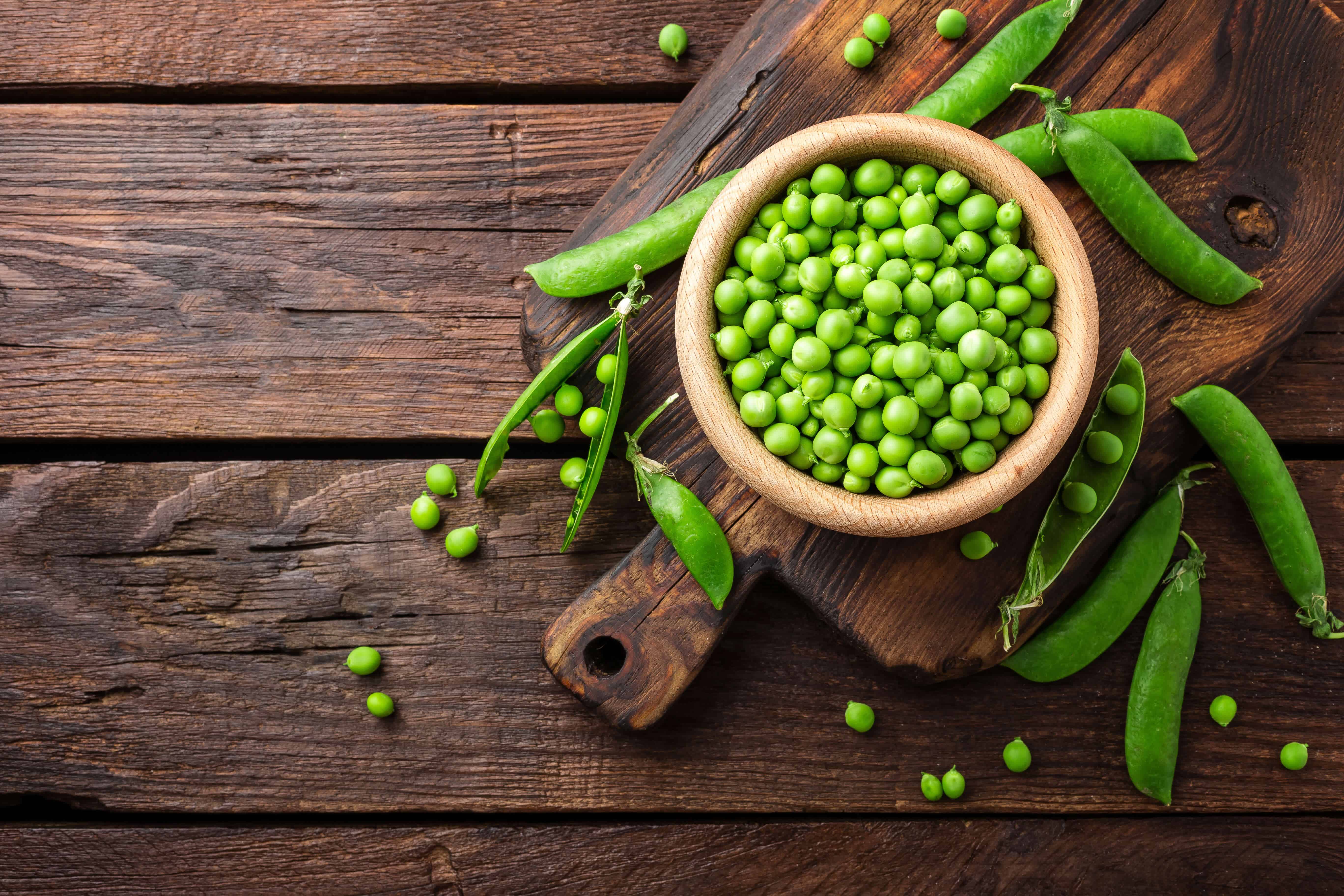 Whole green peas in a bowl